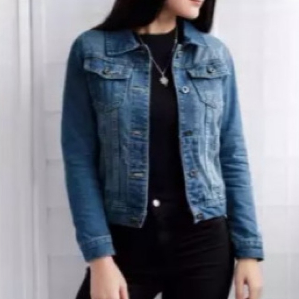 Women crop jean jacket